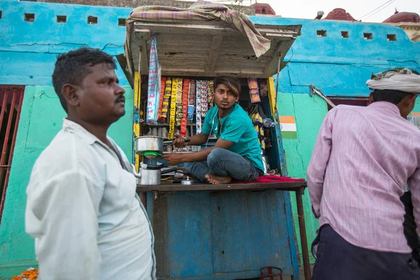 Varanasi Indie Březen 2018 Street Prodávající Břehu Posvátné Řeky Gangy — Stock fotografie