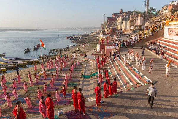印度瓦拉纳西 2018年3月18日 年轻的印度教僧侣举行仪式 以满足黎明在恒河两岸 并提高印度国旗 瓦拉纳西是印度教的7个神圣城市之一 — 图库照片