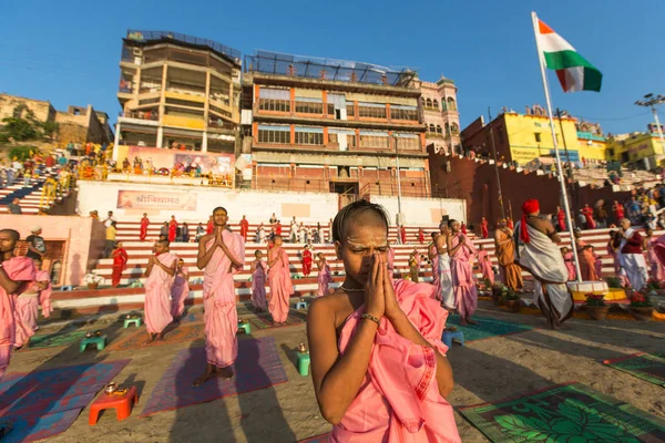 Varanasi Índia Mar 2018 Jovens Monges Hindus Realizam Uma Cerimônia — Fotografia de Stock
