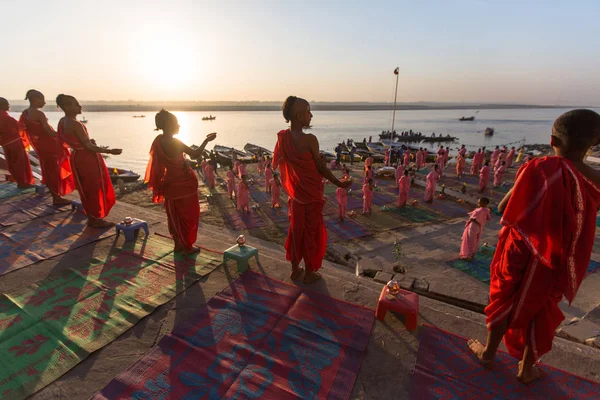 Varanasi Indie Březen 2018 Mladí Hinduistických Mnichů Vést Obřad Vstříc — Stock fotografie