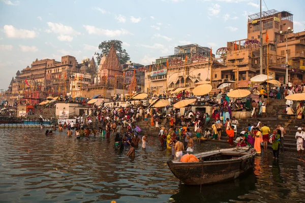 Varanasi Indien März 2018 Frühen Morgen Stürzen Sich Pilger Den — Stockfoto