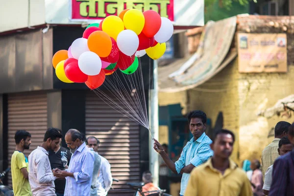 Varanasi India Mar 2018 Indiase Verkoper Van Ballonnen Buurt Van — Stockfoto