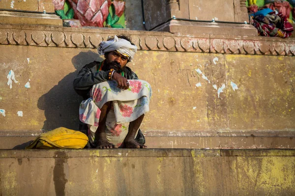 Varanasi Índia Mar 2018 Pedinte Indiano Sentado Rua Segundo Lendas — Fotografia de Stock