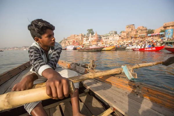 Varanasi Índia Mar 2018 Barqueiros Barco Deslizam Pela Água Rio — Fotografia de Stock