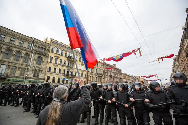 Petersburg Rússia Maio 2018 Policiais Equipamento Choque Bloqueiam Uma Perspectiva — Fotografia de Stock