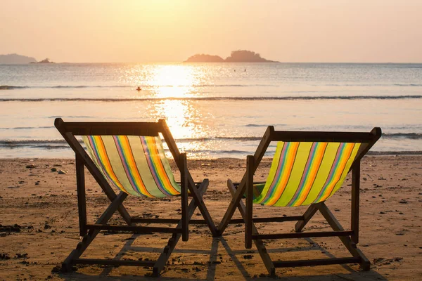 Μερικές Καρέκλες Στην Παραλία Ηλιοβασίλεμα — Φωτογραφία Αρχείου