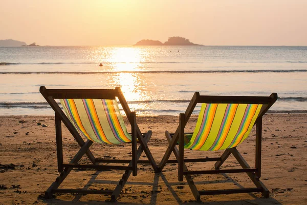 Paio Sedie Sulla Spiaggia Tramonto — Foto Stock