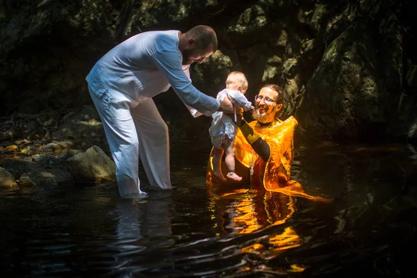 2018年3月10日 在仪式洗礼 浸泡在水中 第一个和最重要的基督教圣礼 泰国目前有10个东正教教区 — 图库照片#