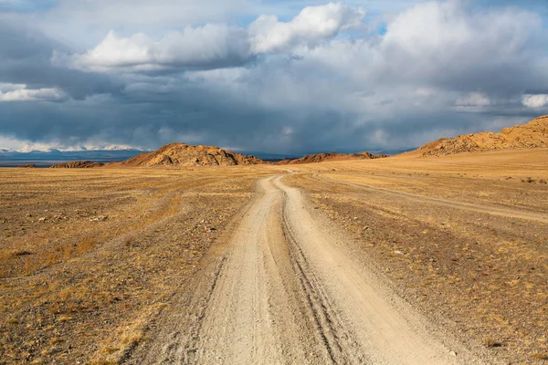 Estrada Através Estepe Montanhas Mongólia Ocidental — Fotografia de Stock