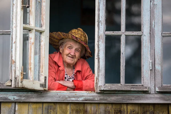 Oudere Vrouw Zoek Vanuit Het Raam Van Boerderij — Stockfoto