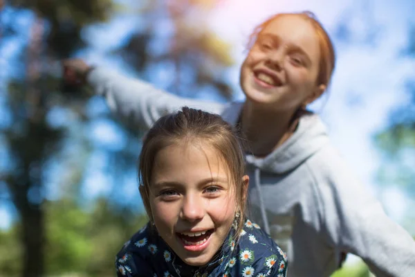 Två Systrar Flickor Tonåringar Spela Kul Tittar Kameran — Stockfoto