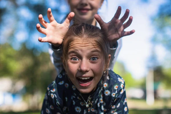 Kız Kardeş Kız Çocuk Eğleniyor Kameraya Bakıyor — Stok fotoğraf