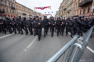 St. Petersburg, Rusya Federasyonu - 5 Mayıs 2018: polis memuru isyan dişli bir muhalefet protesto mitingi öncesinde devlet başkanı Vladimir Putin'ın açılış töreni sırasında bir Nevsky prospect engellemek.