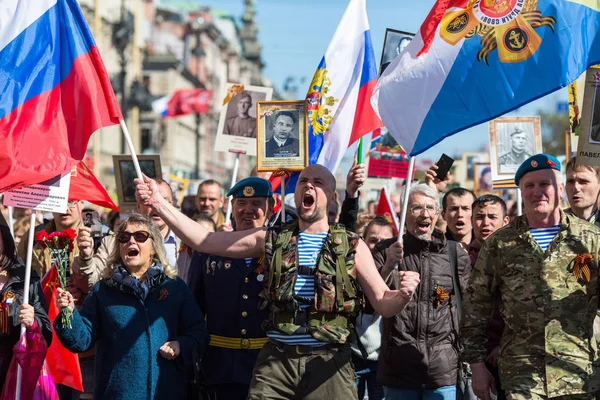 サンクトペテルブルク ロシア連邦 2018 保持フラグと第 次世界大戦の兵士の写真として彼らは不滅の連隊行進で戦勝記念日のお祝いに — ストック写真