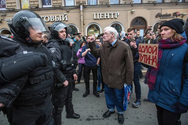 暴動鎮圧用装備の警察役員がプーチン大統領就任式前の反対抗議集会中にネフスキー プロスペクトをブロックするサンクトペテルブルク ロシア連邦 2018 — ストック写真