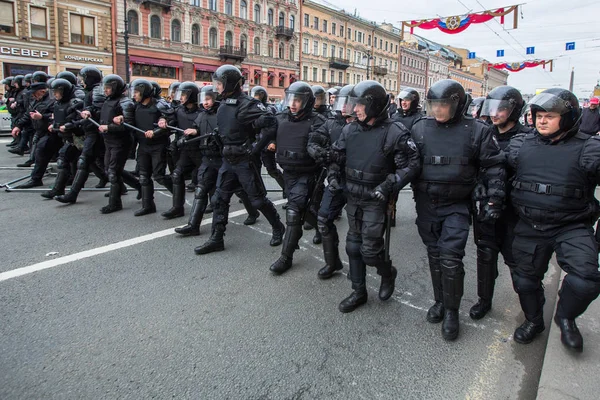 Petersburg Rússia Maio 2018 Policiais Equipamento Choque Bloqueiam Uma Perspectiva — Fotografia de Stock