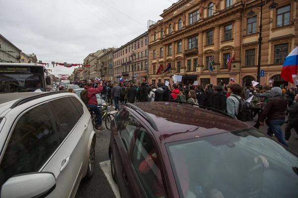 野党の抗議の間にネフスキー プロスペクトに野党支持者がプーチン大統領就任式前ラリー サンクトペテルブルク ロシア連邦 2018 — ストック写真