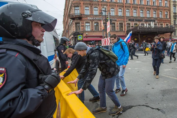 Petersburg Rosja Maja 2018 Funkcjonariusze Policji Rynsztunku Blokują Newski Prospekt — Zdjęcie stockowe