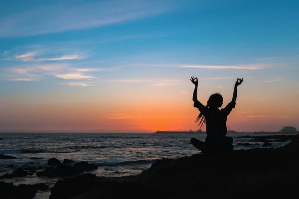 Jóga Silueta Meditace Žena Oceánu Během Úžasný Západ Slunce — Stock fotografie