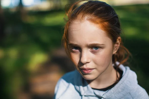 Close Retrato Uma Adolescente Ruiva — Fotografia de Stock