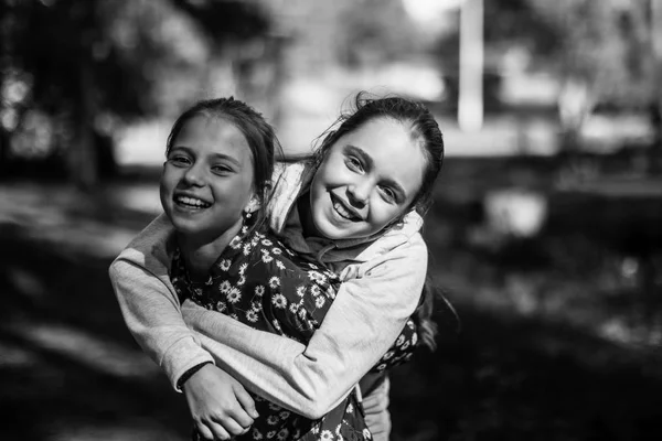 Dos Hermanas Niñas Adolescentes Divierten Mirando Cámara Foto Blanco Negro — Foto de Stock