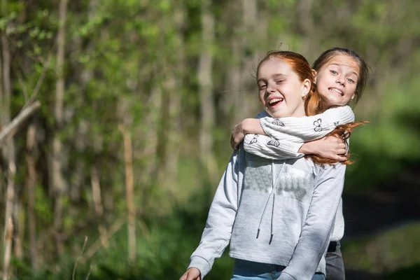 Duas Irmãs Meninas Adolescentes Amigos Abraços Divertindo Parque Verão — Fotografia de Stock