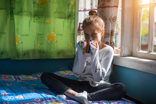 Niedliche Teen Mädchen Sitzen Auf Der Veranda Mit Tasse Der — Stockfoto