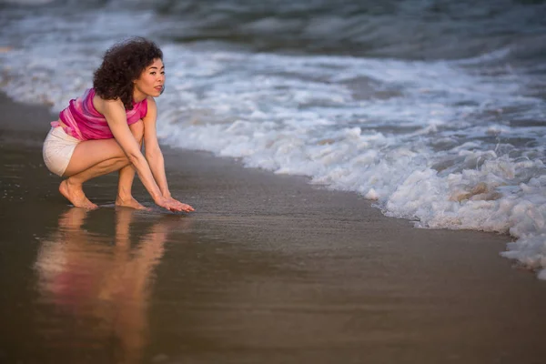 Mujer Joven Raza Mixta Una Playa Tropical —  Fotos de Stock