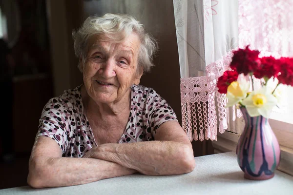 Портрет Пожилой Женщины Возле Окна Доме — стоковое фото
