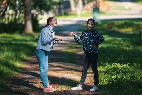 Két Lány Nővér Vagy Barátnők Érzelmileg Beszélünk Parkban — Stock Fotó