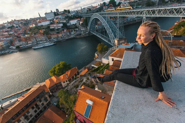 Mladá Žena Blond Dredy Vyhlídkové Plošině Naproti Dom Luis Most — Stock fotografie