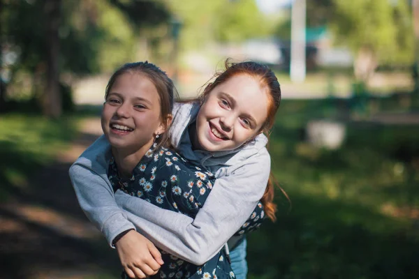 Two Girls Sisters Girlfriends Having Fun Outdoors Portraits — Stock Photo, Image