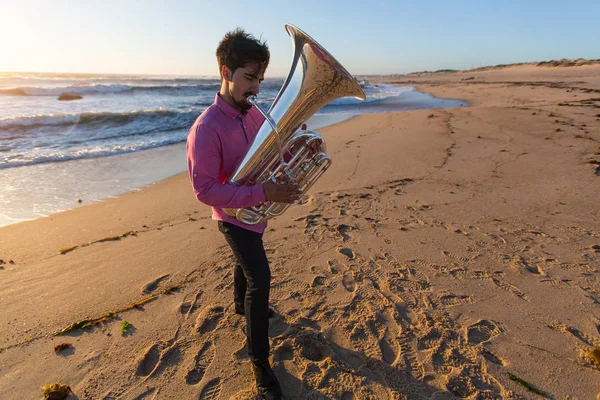 Hudebník Hrát Tuba Pobřeží Oceánu — Stock fotografie