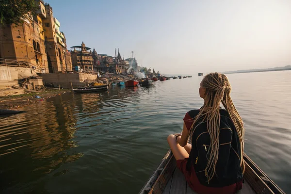 ボートに乗って女性旅行者のインド バラナシのガンジス川で水を介してグライドします — ストック写真