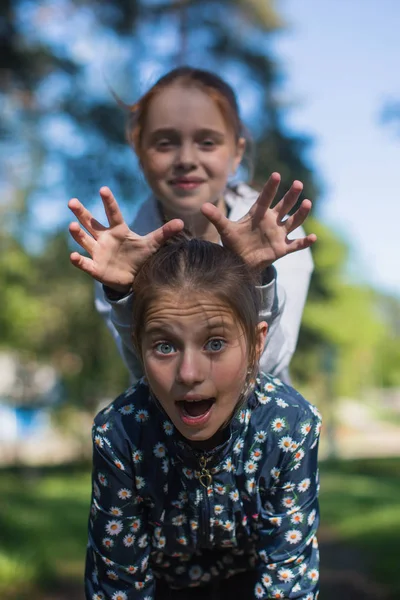 Duas Meninas Irmãs Namoradas Divertindo Livre Olhando Para Câmera — Fotografia de Stock