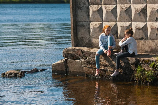 二人の女の子姉妹や女の子がロシアの奥地の川の近く話しています — ストック写真