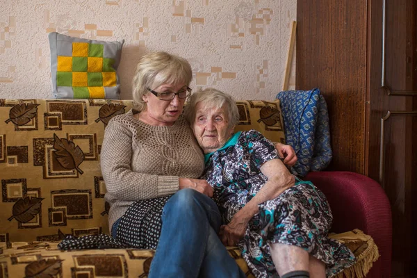 Een Oudere Vrouw Met Haar Volwassen Dochter Bank — Stockfoto