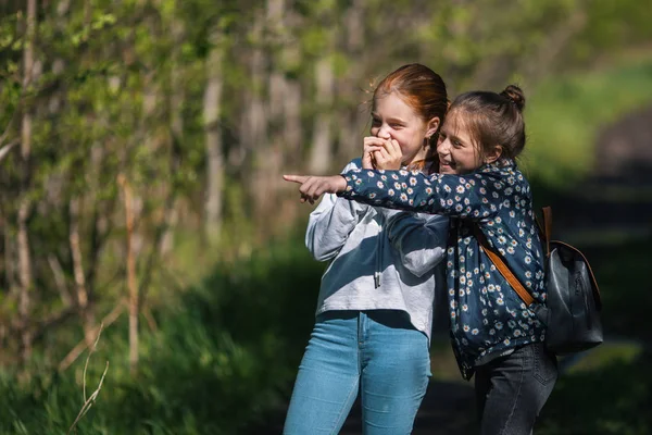 Tjejkompis Pekar Ett Finger Någonstans Två Systrar Kul Utomhus — Stockfoto