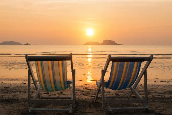 Twee Ligbedden Het Strand Zee Tijdens Zonsondergang — Stockfoto