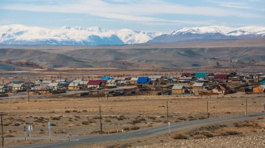 Altay Cumhuriyeti, Rusya dağlarında köyde Panoraması.
