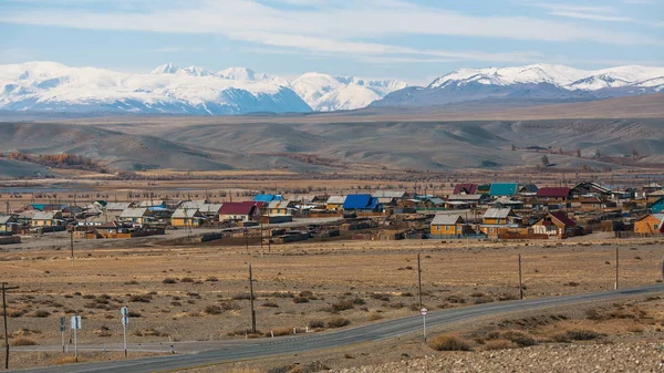 Altay Cumhuriyeti, Rusya dağlarında köyde Panoraması.