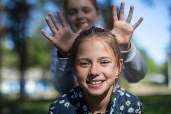 Две Девушки Сестры Подружки Веселятся Открытом Воздухе — стоковое фото