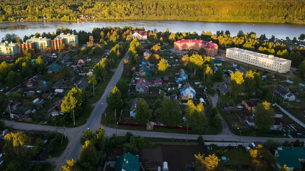 ロシア村木造住宅 スヴィリ川と夏は緑ロシア レニングラード地域の森林です 都市型集落 Nikolskiy 屋根上を飛んでください — ストック写真