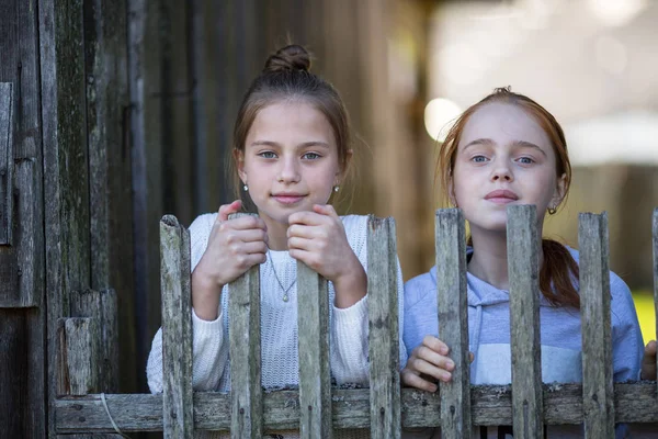 Duas Jovens Irmãs Livre Retratos — Fotografia de Stock