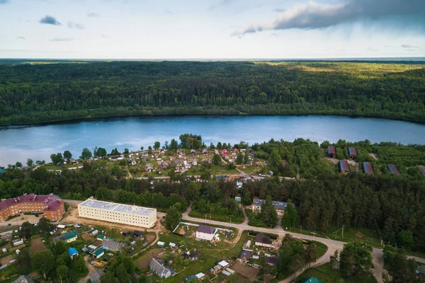 スヴィリ川と夏は緑ロシア レニングラード地域の森林です 都市型集落の鳥瞰図 — ストック写真