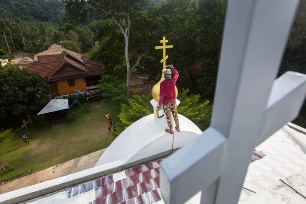 Koh Chang Thailand Feb 2018 Orthodox Priest Refreshes Crosses Domes — Stock Photo, Image