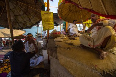 Varanasi, Hindistan - 16 Mar 2018: Kuaför Hacı saç keser. Varanasi, bir saç kesimi Hinduizm arıtma ayin bir tür olarak kabul edilir.