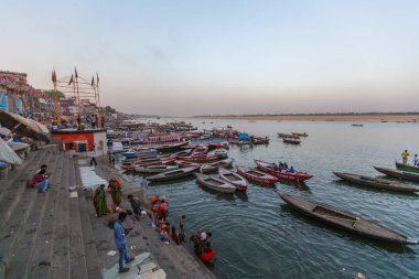 Varanasi, Hindistan - 17 Mar 2018: Kutsal Ganj Nehri kıyısında. Efsaneye göre şehrin yaklaşık 5000 yıl önce Tanrı Shiva tarafından kuruldu.