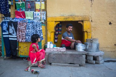 Varanasi, Hindistan - 17 Mar 2018: Street satıcı satan süt çay - masala satan kutsal Ganj Nehri kıyısında. Efsaneye göre Varanasi şehir Tanrı Shiva tarafından 5000 yıl önce kurulmuş.