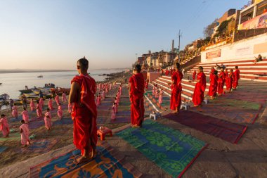 Varanasi, Hindistan - 18 Mar 2018: Genç hindu Rahipler şafak Ganj kıyısında karşılamak için bir tören yapmak ve Hint ve bayrağını yükseltmek. Varanasi Hinduizm 7 kutsal şehirlerden biri. 